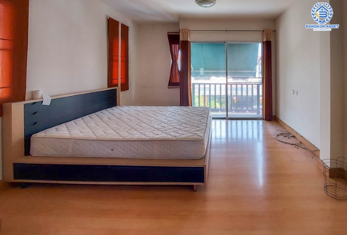 *****บ้านแฝดมือสองย่านนนทบุรี ม.เดอะไพรเวซี่ ไพร์มเพลส รัตนาธิเบศร์ เนื้อที่มากถึง 39 ตร.ว. ฟังก์ชัน 3 ห้องนอน 2 ห้องน้ำ 1 ที่จอดรถ บ้านร่มรื่น น่าอยู่ ทำเลดี เพียง 10 นาทีก็ถึงรถไฟฟ้าสายสีม่วง "สถานีบางพลู" ใกล้เซ็นทรัลเวสต์เกต และทางด่วน "กาญจนาภิเษก" ในราคาโดนใจ!...